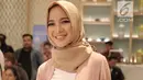 Chacha Frederica mengenakan hijab berpose saat menghadiri launching kosmetik milik Shandy Aulia, Jakarta, Rabu (30/5). Ia pun memulai langkah awal untuk berhijrah dengan mengubah penampilannya di awal tahun 2018. (Liputan6.com/Faizal Fanani)