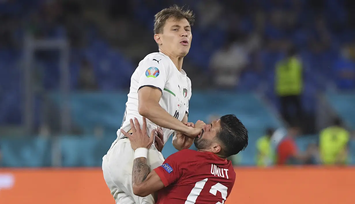Nicolo Barella. Ia merupakan salah satu trisula lini tengah Italia yang tampil solid di tiga laga fase grup. Berkat perannya bersama Jorginho dan Manuel Locatelli, tiga kemenangan sukses disapu bersih. Manghadapi Austria, umpan-umpan matangnya kembali dinantikan. (Foto: AP/Pool/Alberto Lingria)