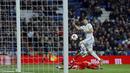 Pemain Real Madrid, Karim Benzema (atas) mengecoh kiper Leganes, Nereo Champagne pada perempat final Copa del Rey di Santiago Bernabeu stadium, Madrid, (24/1/2018). Leganes menang 2-1. (AP/Francisco Seco)