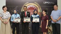Tiga karyawan frontliner Lippo Mall Puri mendapat penghargaan atas etos kerja dan kejujuran mereka. (Foto: Istimewa)