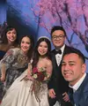 Pasutri Raffi Ahmad dan Nagita Slavina terlihat turut menghadiri pernikahan akbar yang diadakan Putri Sudali, salah satu Direktur Bali United. Raffi tampil gentleman dengan setelan jas dan celana panjang serasi berwarna biru berkilauan, sedangkan Nagita tampil cantik dengan sebuah dress bermotif flora. [Foto: Instagram/raffinagita1717]