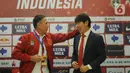 Ketua Umum PSSI, Mochammad Iriawan (kiri) bersama pelatih baru Timnas Indonesia, Shin Tae-Yong saat perkenalan di Ruang VVIP Stadion Pakansari, Kab Bogor, Jawa Barat, Sabtu (28/12/2019). Shin Tae-Yong dikontrak menjadi pelatih Timnas Indonesia selama 4 tahun. (Liputan6.com/Helmi Fithriansyah)