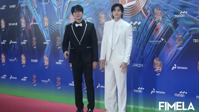 Sung Si Kyung dan Cha Eun Woo di redcarpet Golden Disc Awards 2024 di Jakarta. [Foto: Bayu Herdianto/Fimela]