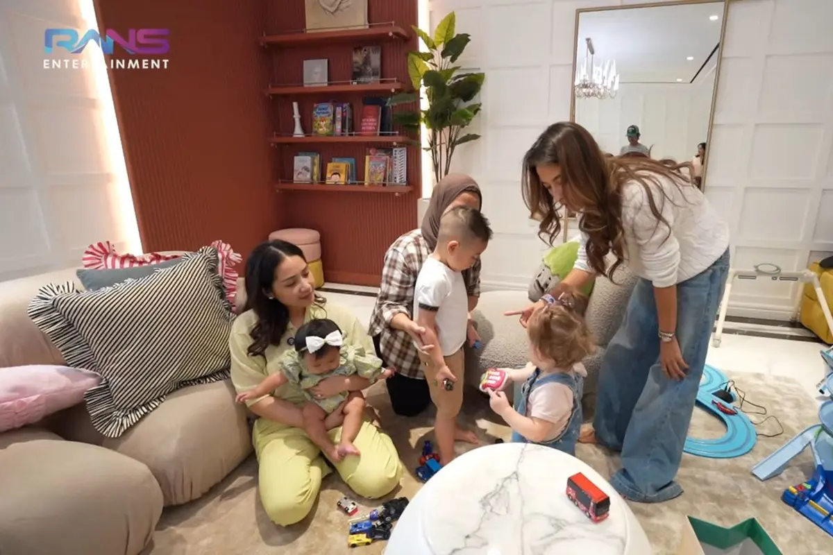 Kamari dan Rayyanza saat mereka akhirnya bertemu dalam satu frame, suasana menjadi sangat ceria (YouTube/Rans Entertainment)