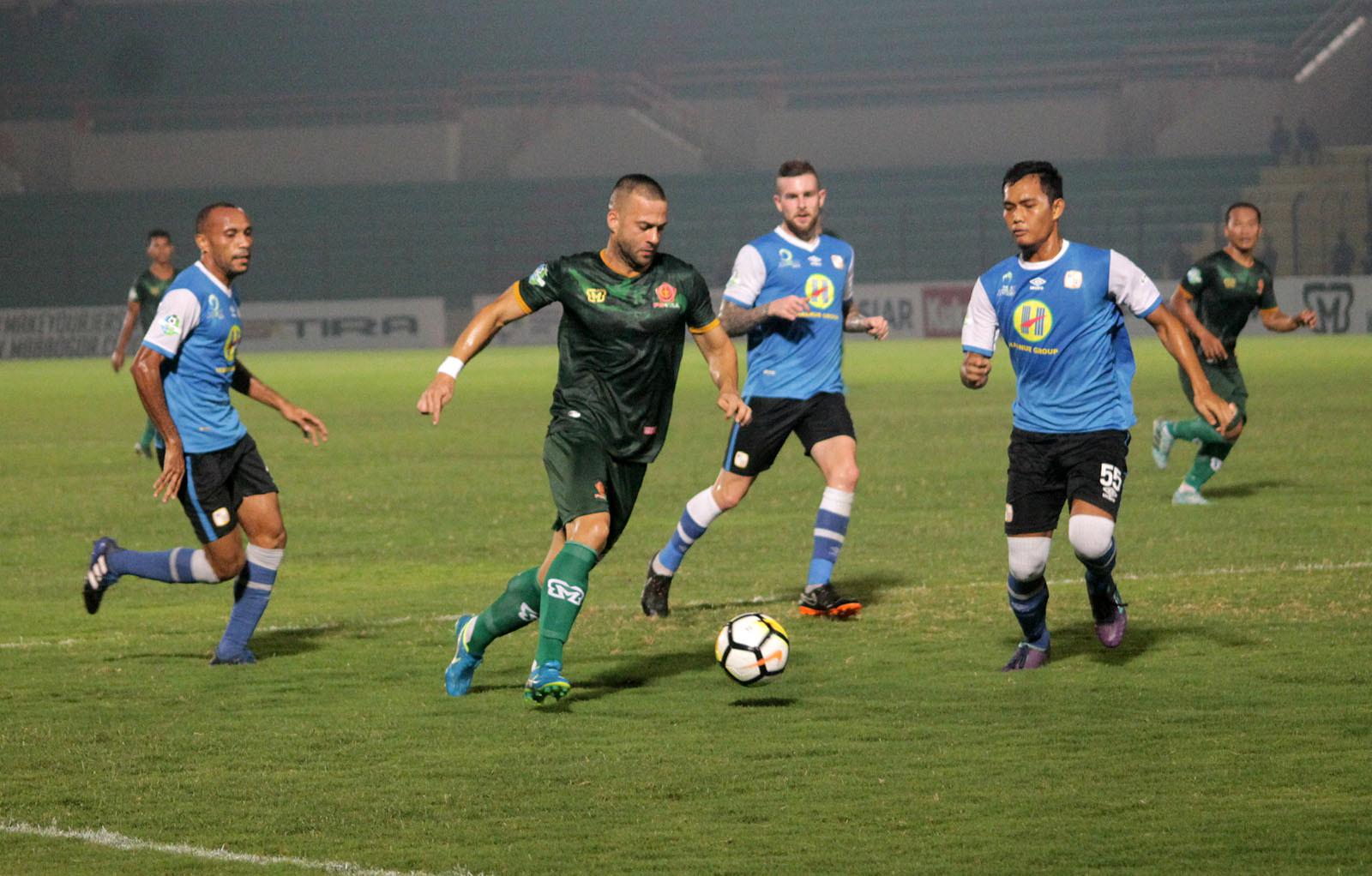 Duel PS Tira vs Barito Putera di Stadion Sultan Agung, Bantul, Senin (4/6/2018). (Bola.com/Ronald Seger Prabowo)