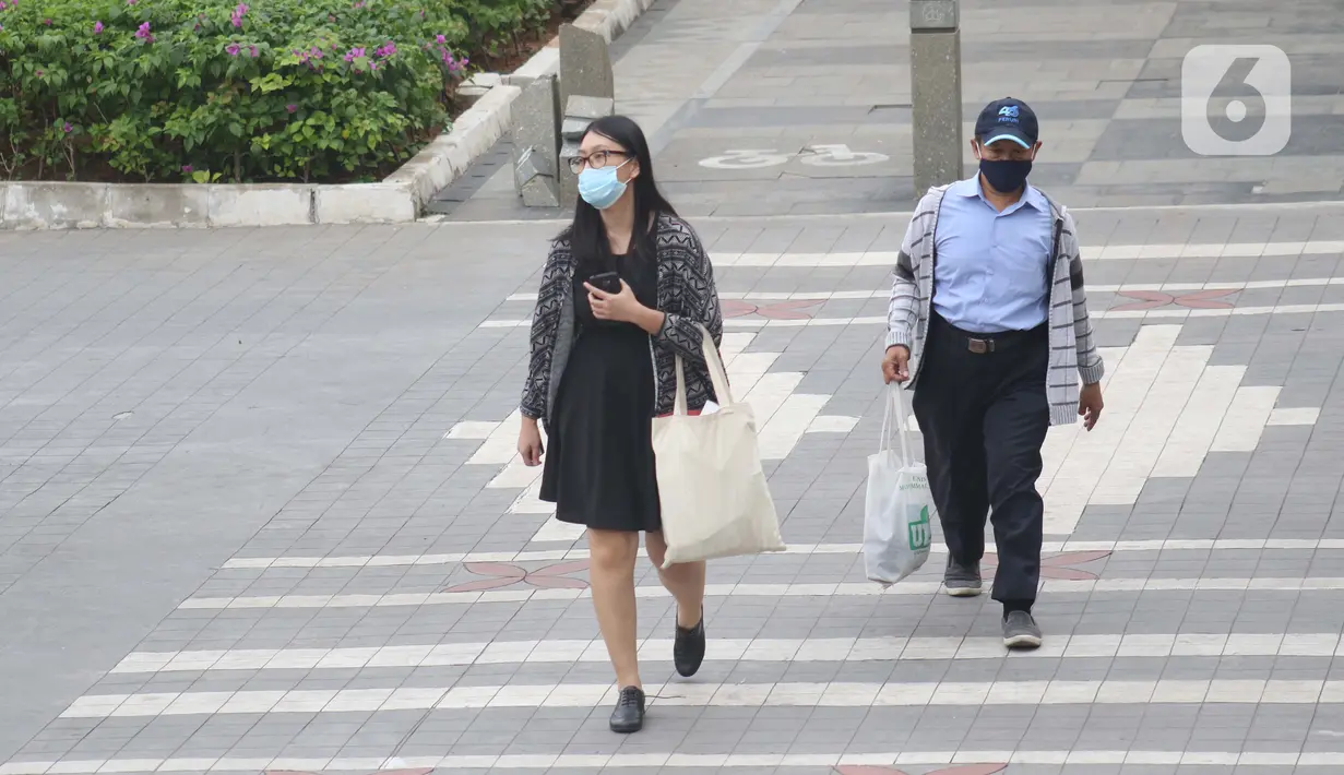 Warga melintas di trotoar kawasan Jalan Jenderal Sudirman, Jakarta, Kamis (9/7/2020). Badan Pusat Statistik (BPS), mencatat masyarakat berpendapatan rendah paling terdampak pandemi Covid-19, akibatnya, secara ekonomi kelompok tersebut paling tertekan. (Liputan6.com/Helmi Fithriansyah)