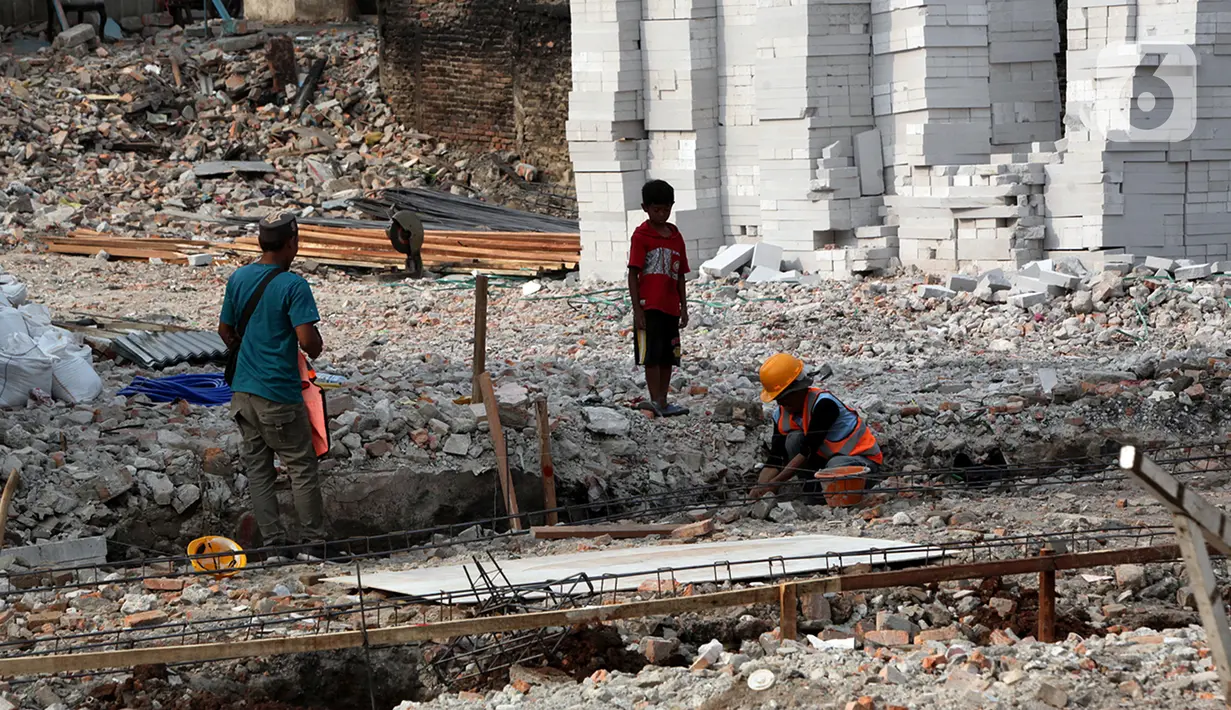 Seoranga anak mengamati pekerja di antara reruntuhan bangunan pasca kebakaran Pasar Gembrong di Cipinang Besar Utara, Jakarta, Senin (4/7/2022). Pemprov DKI Jakarta telah memulai proses revitalisasi permukiman korban kebakaran Pasar Gembrong di RW 001 yang akan diberi nama Kampung Gembira Gembrong. (Liputan6.com/Johan Tallo)