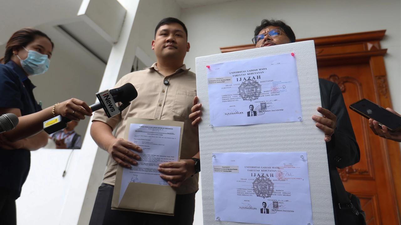 FOTO: Bonatua Silalahi Tunjukkan Salinan Ijazah Joko Widodo Tanpa Sensor di KPU RI