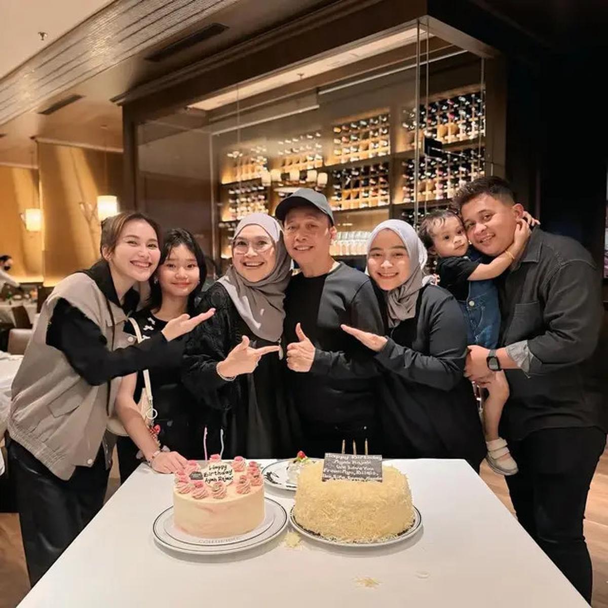Potret Ayu Ting Ting Rayakan Ultah Ayahnya, Kompak Pakai Outfit Serba Hitam yang Elegan