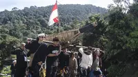 Kirab jampana pada Upacara Ngertakeun Bumi Lamba di kawasan Gunung Tangkuban Parahu, Jawa Barat, Minggu, 23 Juni 2024. (Liputan6,com/Dikdik Ripaldi).