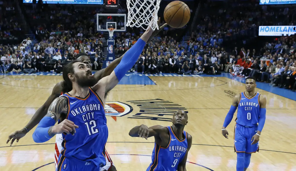 Pemain Oklahoma, Steven Adams #12 menghalau bola rebound pemain Rockets, Clint Capela pada laga NBA basketball game di Chesapeake Energy Arena, Oklahoma City, (6/3/2018). Rockets menang 122-112. (AP/Sue Ogrocki)