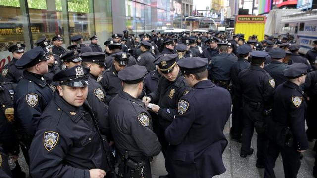 Ribuan personel dari Departemen Kepolisian New York (NYPD) dikerahkan di penjuru kota untuk mengamankan perayaan Malam Tahun Baru 2018. Pengamanan ekstra akan dilakukan di Times Square, yang akan menjadi tempat berkumpul rata-rata 2 juta orang (AP)