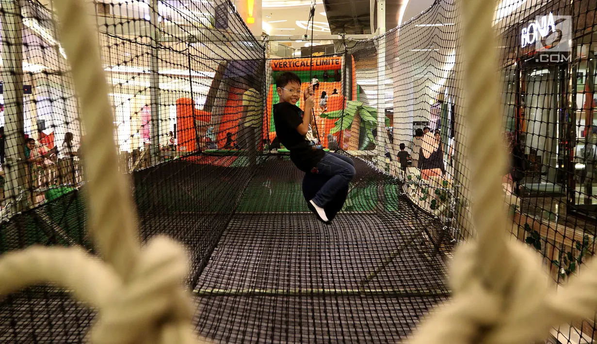 Anak-anak sedang bermain tali gantung  di wahana bermain Fun Zip Mookiland Play Park di Lippo Mall Kemang, Jakarta, Minggu (18/06). Dengan membayar Rp100 – 120 ribu, anak-anak bisa bermain sepuasnya. (Liputan6.com/Fery Pradolo)
