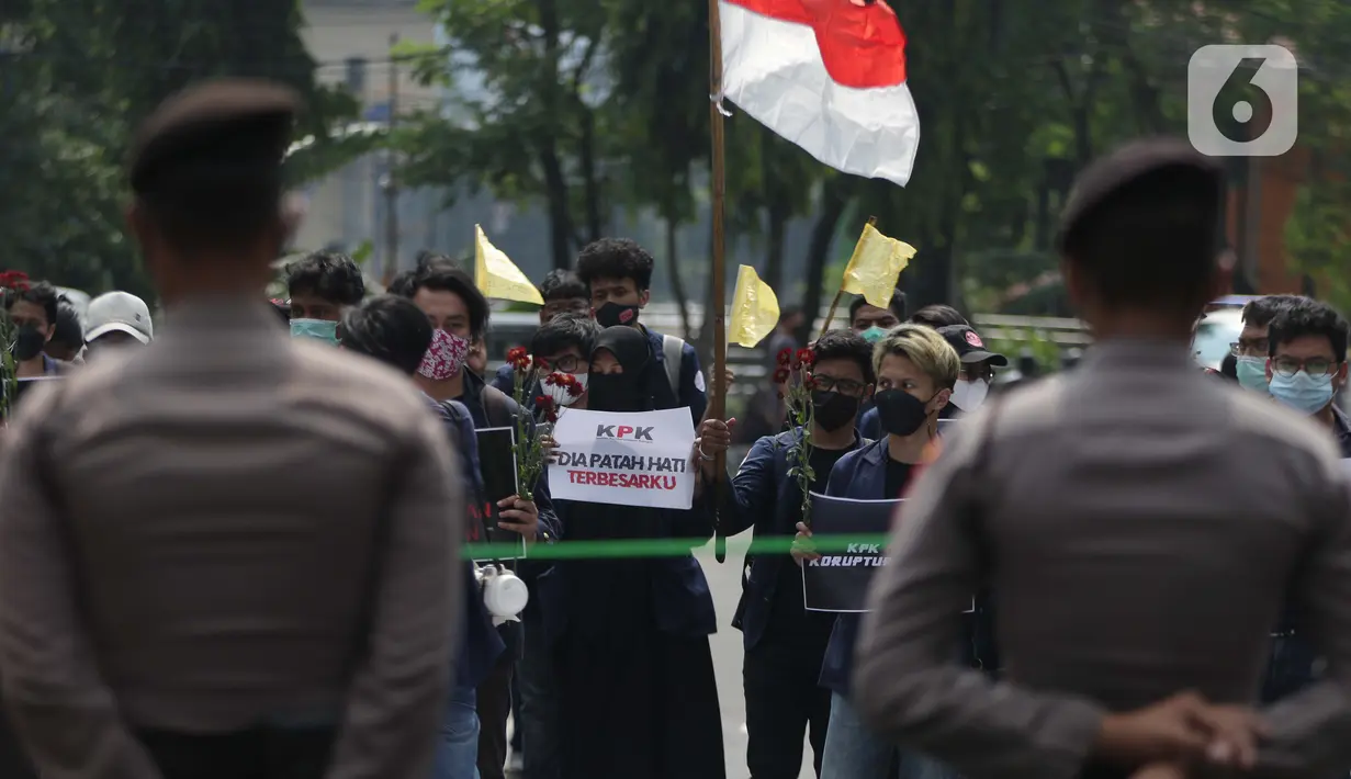 Mahasiswa yang tergabung dalam BEM Institut Pertanian Bogor melakukan aksi unjuk rasa di jalan Kuningan Persada sekitar Gedung Merah Putih KPK, Jakarta, Rabu (2/6/2021). Mereka menolak Tes Wawasan Kebangsaan dan pelantikan pegawai KPK menjadi Aparatur Sipil Negara. (Liputan6.com/Helmi Fithriansyah)