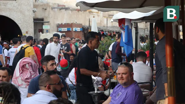 Turis di Salah Satu Restoran Qatar