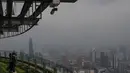 Pengunjung mengambil foto dari Menara KL saat kota Kuala Lumpur diselimuti kabut asap,  Selasa, 11 Agustus 2026/ (AFP/ Mohd Rasfan).