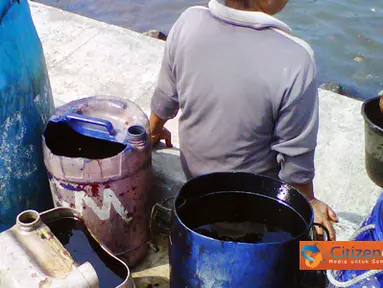 Citizen6, Cilacap: Mereka juga menampung kotoran tersebut kedalam blong dan gerigen-gerigen. Untuk kemudian dijadikan bahan untuk mengajukan protes kepada pihak pertamina. (Pengirim: Bunyawan)