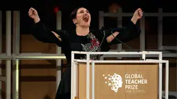 Andria Zafirakou bereaksi setelah memenangkan Penghargaan Guru Terbaik Dunia pada acara penganugerahan di Dubai, Minggu (18/3). Andria Zafirakou mengabdi sebagai guru sebuah sekolah di tengah lingkungan termiskin di Inggris. (AP/Jon Gambrell)