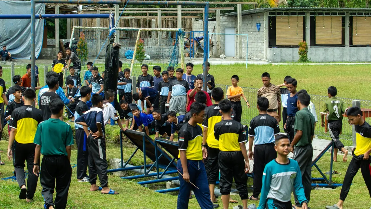 Sejumlah santri Pondok Modern Gontor 5 Darul Qiyam, Magelang, menjalani program trauma healing pascabencana tanah longsor yang terjadi pada Jumat (25/4/2025). (Istimewa)