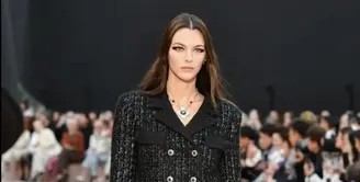 Koleksi Ini adalah salah satu koleksi terakhir yang akan dipamerkan Chanel, menjelang debut yang sangat dinantikan dari Direktur Kreatif baru Matthieu Blazy pada musim gugur ini. [Foto: Chanel.dok]