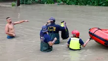 Petugas pemadam kebakaran dan rescue tengah bekerja keras melakukan evakuasi terhadap korban banjir di Dallas, Amerika Serikat, Jumat (19/6/2026) waktu setempat. (Elías Valverde II /The Dallas Morning News via AP)