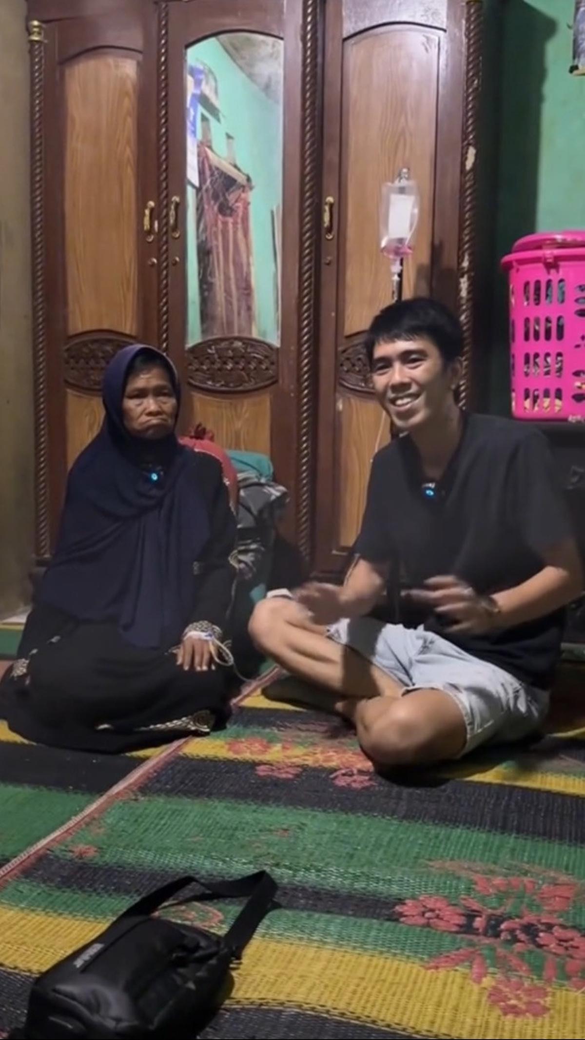 Pengemis wanita yang viral tersebut diketahui bernama Ibu Mbal. Ia tinggal di Bogor bersama keluarganya.