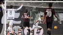 Pemain Juventus, Paulo Dybala, saat mencetak gol ke gawang AC Milan dalam lanjutan Serie A Italia di Stadion Juventus, Minggu (22/11/2015) dini hari WIB. (Reuters/Giorgio Perottino)