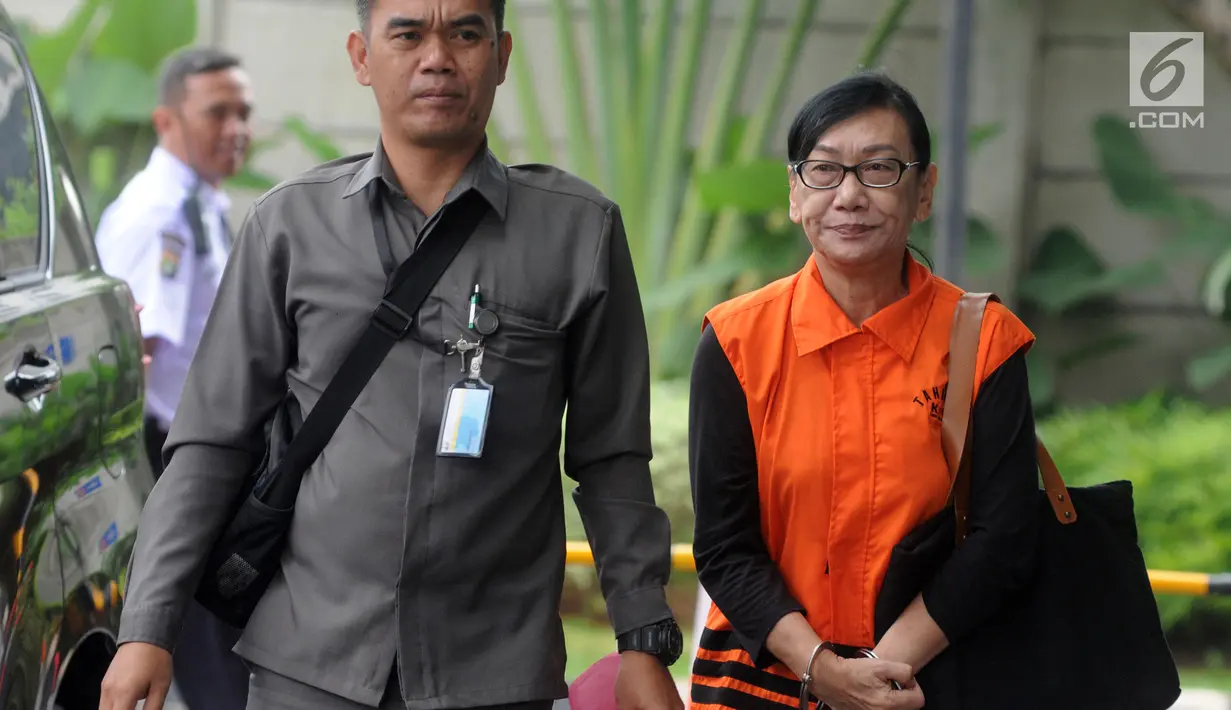 Direktur PT Tashida Sejahtera Perkasa, Irene Irma berjalan dikawal petugas akan menjalani pemeriksaan lanjutan oleh penyidik terkait kasus suap proyek pembangunan SPAM PUPR  di gedung KPK, Jakarta, Senin (18/2). (Merdeka.com/Dwi Narwoko)