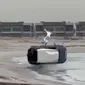 Pemuda asal Kuwait terjungkir bersama mobil FJ Cruiser miliknya di Pantai Abu Al Hasaniya, Kuwait, Sabtu (30/3/2024). (Sumber: Reddit/MechanicHot1794)