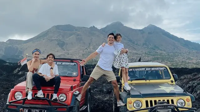 7 Momen Nana Mirdad dan Andrew White Liburan di Gunung Batur, Mendaki Bareng Anak