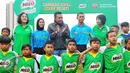 Menpora Imam Nahrawi berpose bersama sejumlah anak dan panitia penyelenggara Milo Football Championship di Jakarta, Sabtu (18/2). Sebanyak 8000 siswa SD mengikuti acara ini. (Liputan6.com/Angga Yuniar)