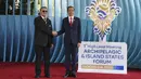 Presiden Joko Widodo atau Jokowi (kanan) menyambut Perdana Menteri Tuvalu Kausea Natano setibanya di lokasi KTT AIS Forum 2023 di Nusa Dua, Badung, Bali, Rabu (11/10/2023). (AP Photo/Firdia Lisnawati)