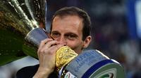  Pelatih Juventus, Massimiliano Allegri dengan bangga mencium sucudetto yang sukses diraihnya (AFP PHOTO / GIUSEPPE CACACE)