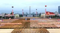 Warga sipil dan personel militer berkumpul di Kim Il Sung Square, Pyongyang untuk merayakan kesuksesan peluncuran bom hidregon antarbenua, Rabu (6/9). Korut menyatakan berhasil melakukan uji coba bom hidroben pada Minggu lalu. (STR/KCNA VIS KNS/AFP)