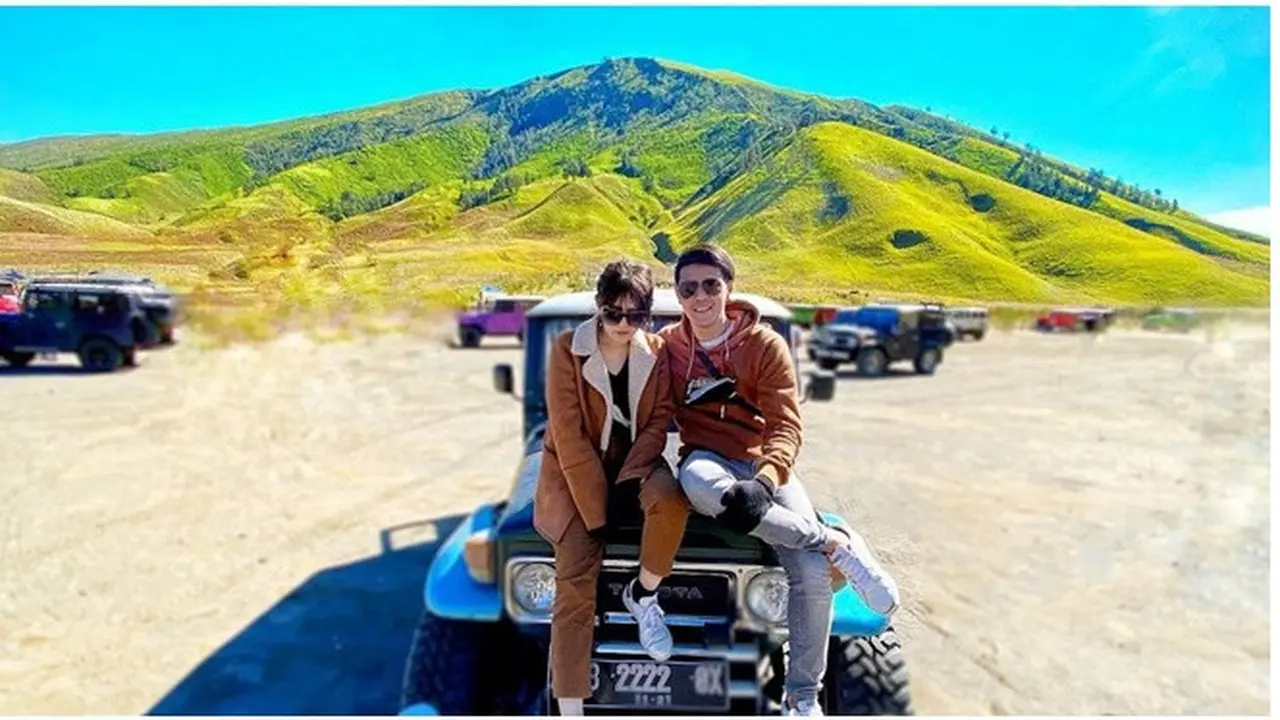 Mulai Go Public, Ini 6 Potret Liburan Via Vallen dan Chevra Yolandi di Bromo