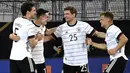 Pemain Jerman Florian Neuhaus (kedua kiri) melakukan selebrasi usai mencetak gol ke gawang Denmark pada pertandingan persahabatan di Tivoli Stadion Tirol, Innsbruck, Austria, Rabu (2/6/2021). Pertandingan berakhir dengan skor 1-1. (Frederico Gambarini/Pool via AP)