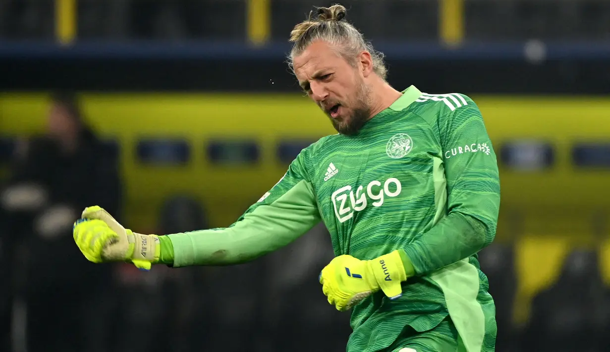 Remko Pasveer ditunjuk sebagai pengganti kiper utama Ajax, Andre Onana usai dihukum larangan bermain selama satu tahun akibat tidak lolos tes doping. Hebatnya, Pasveer mampu tampil impresif dengan melakukan 9 clean sheet dalam 12 laga meski umurnya telah menginjak 37 tahun. (AFP/Ina Fassbender)