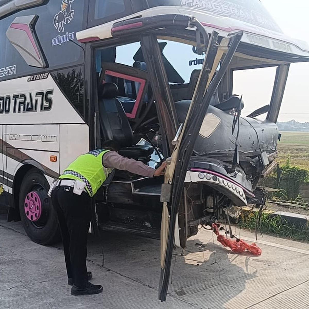 Mobil BRV Lawan Arah Tabrak Bus Rombongan Suporter Persebaya