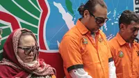 Komedian Tri Retno Prayudati alias Nunung (kiri) bersama suami July Jan Sambiran (tengah) dan tersangka lainnya dihadirkan dalam rilis kasus narkoba di Polda Metro Jaya, Jakarta, Senin (22/7/2019). Nunung beserta suami, July Jan Sambiran, ditangkap karena kasus narkoba. (Liputan6.com/Faizal Fanani)