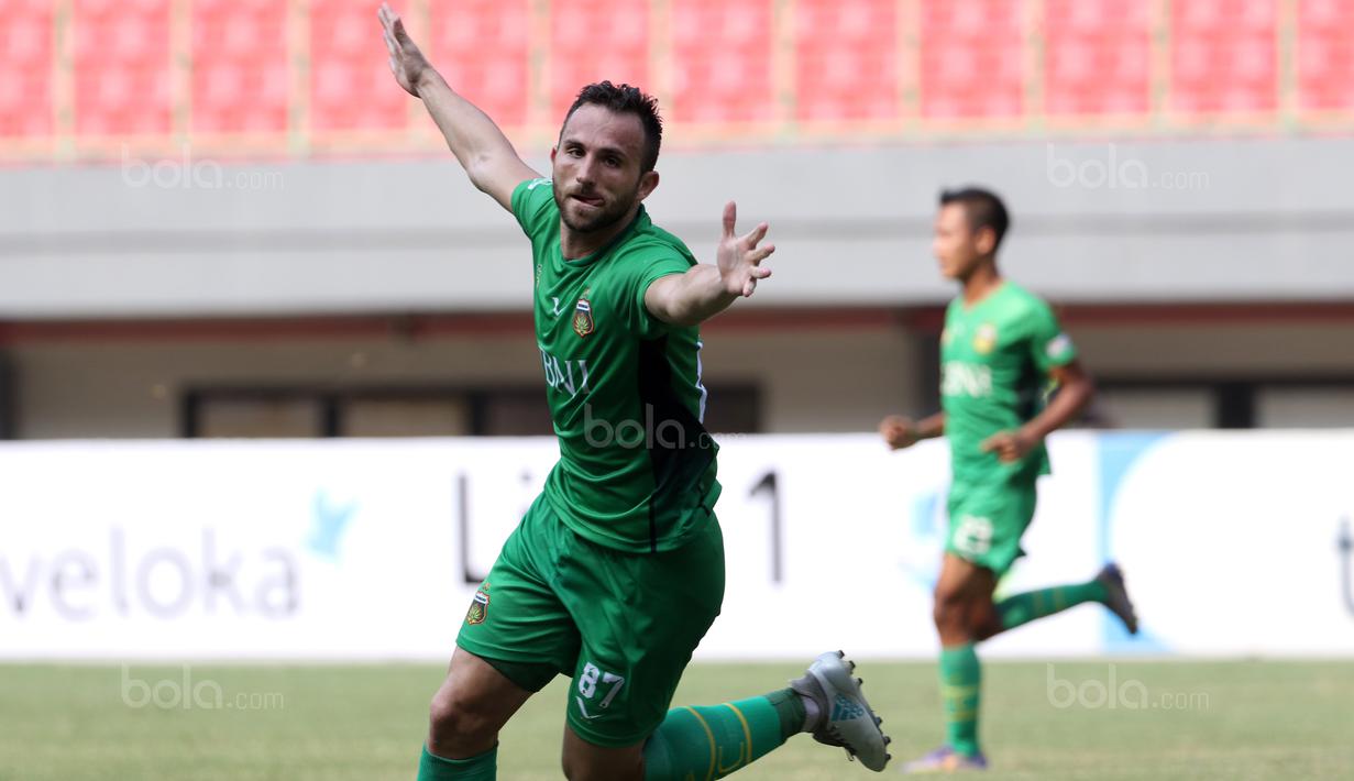 Pemain Bhayangkara FC, Ilija Spasojevic mencetak gol penentu ke arah gawang Sriwijaya FC pada lanjutan Liga 1 2017 di Stadion Patriot Bekasi, Minggu (20/8/2017). Bhayangkara FC menang 2-1. (Bola.com/Nicklas Hanoatubun)