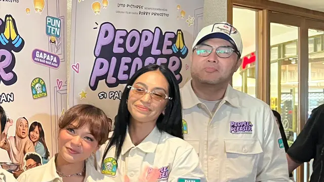 Tazkya Namya (tengah) dalam konferensi pers trailer dan poster film People Pleaser yang digelar di Jakarta, (12/10/2026). (Liputan6.com/Afradhiya N. R)