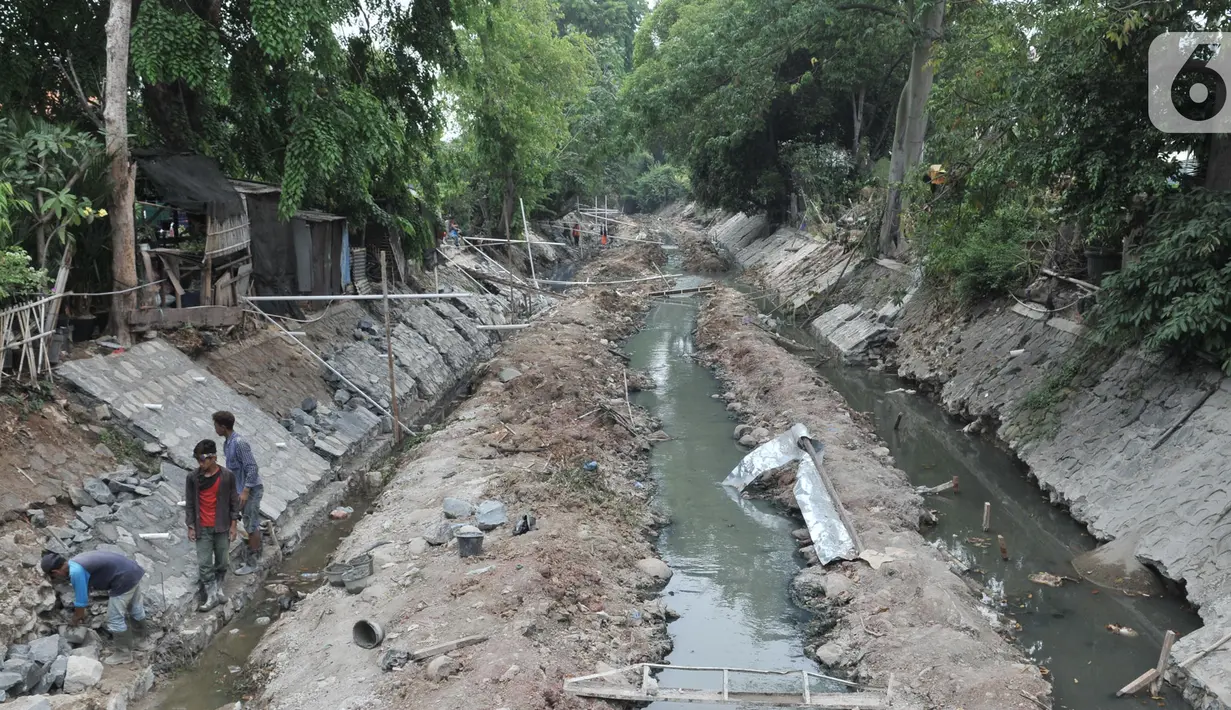 Aktivitas pekerja menyelesaikan proyek normalisasi Kali Kayu Putih, Jakarta, Selasa (15/10/2019). Proyek normalisasi Kali Kayu Putih yang merupakan aliran dari Kali Sunter sebagai langkah Suku Dinas Tata Air Jaktim dalam memaksimalkan fungsi kali pada musim penghujan. (merdeka.com/Iqbal S. Nugroho)