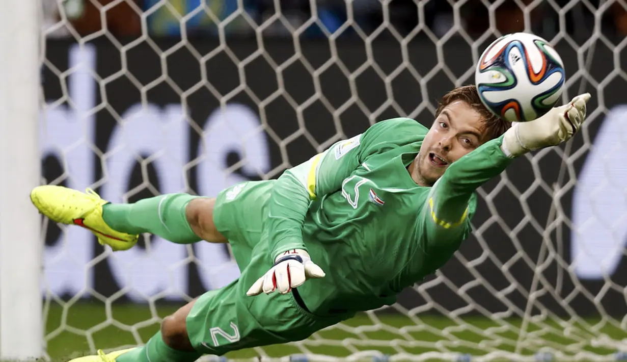Aksi penjaga gawang Timnas Belanda, Tim Krul, saat menepis tendangan penalti pemain Kosta Rika di laga perempat final Piala Dunia 2014 di Stadion Fonte Nova, Salvador, (6/7/2014). (REUTERS/MMarcos Brindicci)