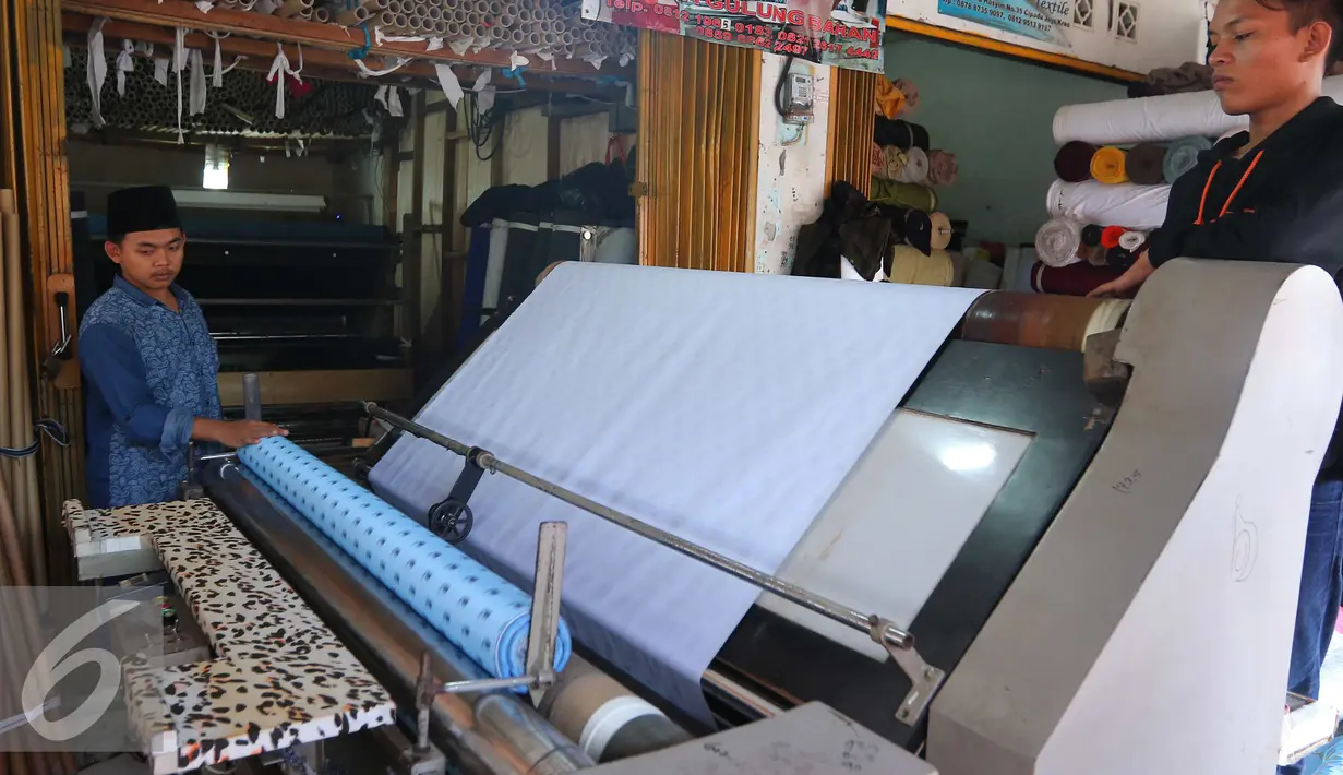 Pekerja tengah menggulung bahan di Pasar Cipadu, Tangerang, Selasa (30/8).Dirjen Industri Kimia, Tekstil, dan Aneka (IKTA) Kemenperin optimistis kinerja industri tekstil dan produk tekstil nasional akan gemilang. (Liputan6.com/Angga Yuniar)