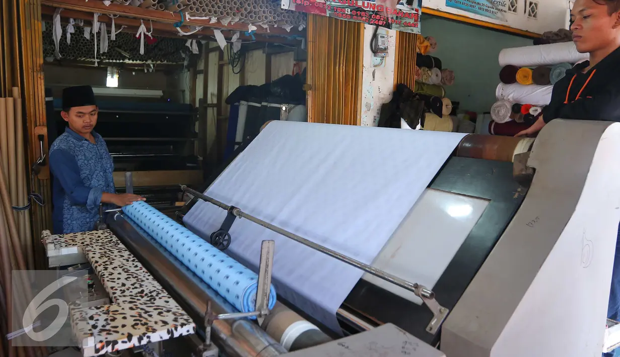 Pekerja tengah menggulung bahan di Pasar Cipadu, Tangerang, Selasa (30/8).Dirjen Industri Kimia, Tekstil, dan Aneka (IKTA) Kemenperin optimistis kinerja industri tekstil dan produk tekstil nasional akan gemilang. (Liputan6.com/Angga Yuniar)