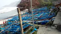 Puluhan perahu di Pantai Pasir Kecamatan Ayah, Kebumen rusak akibat terjangan gelombang tinggi pantai selatan. (Foto: Liputan6.com/BPBD Kebumen/Muhamad Ridlo)