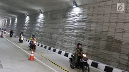 Sejumlah pengendara motor melintasi underpass Kartini di kawasan Lebak Bulus, Jakarta Selatan, Jumat (23/2). (Liputan6.com/Immanuel Antonius)