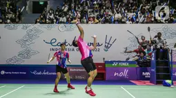 Ganda putra Indonesia Pramudya Kusumawardana/Yeremia Rambitan mengembalikan kok Ben Lane/Sean Vendy dari Inggris saat tampil dalam Indonesia Open 2022 di Istora Senayan, Jakarta, Rabu (15/6/2022). Pramudya Kusumawardana dan Yeremia Rambitan menang dengan skor 21-19, 21-15. (Liputan6.com/Faizal Fanani)