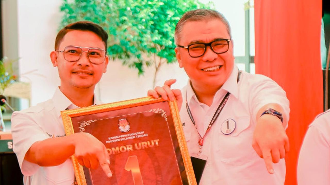 Calon Gubernur  dan Wakil Gubernur Sulawesi Tengah (Sulteng) Ahmad Ali dan Abdul Karim Aljufri (AKA) saat acara pengundian nomor urut. Pasangan calon tersebtu mendapatkan nomor urut satu. (Istimewa)