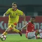 Penyerang Bhayangkara FC, Paulo Sergio M Goncalves (kiri) melewati adangan pemain Persija, Maman Abdurrahman pada laga penutup Liga 1 Indonesia di Stadion Patriot Candrabhaga, Bekasi, Minggu (12/11). Persija unggul 2-1. (Liputan6.com/Helmi Fithriansyah)